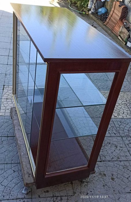 Cristaleira com 2 prateleiras de vidro.