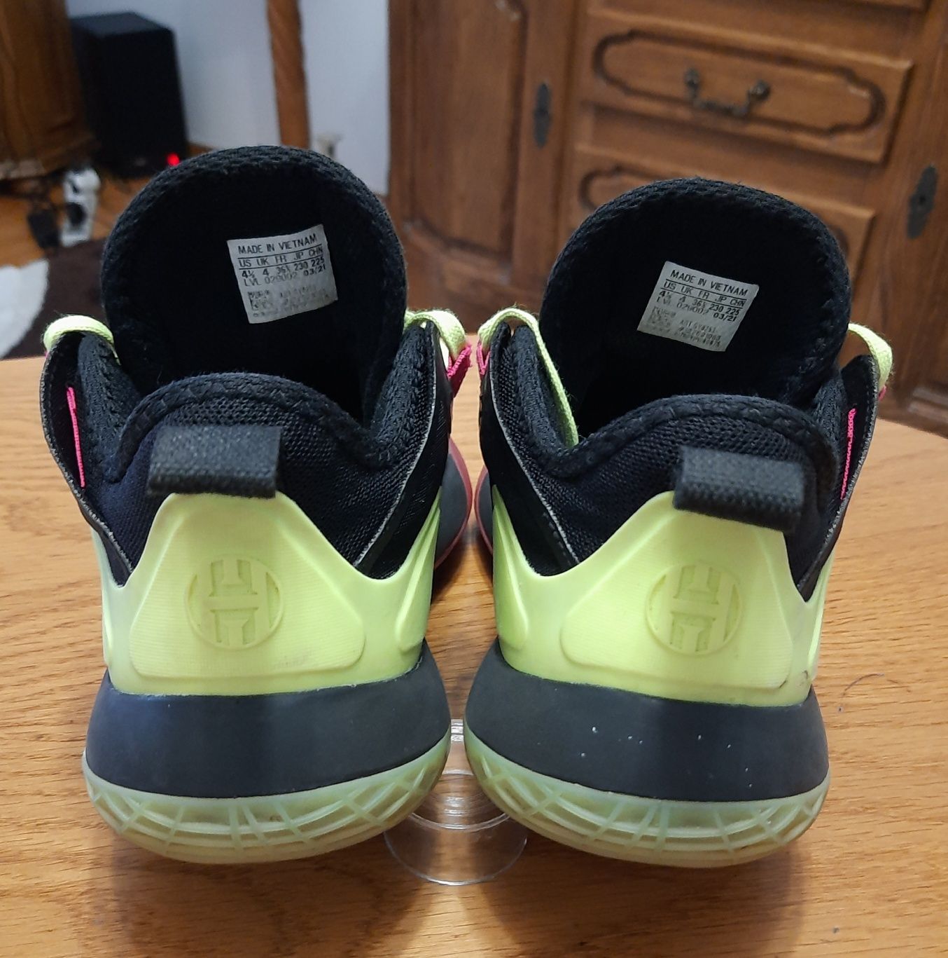 Кросівки adidas Harden Stepback 2 (розмір 36/23см) в хорошому стані