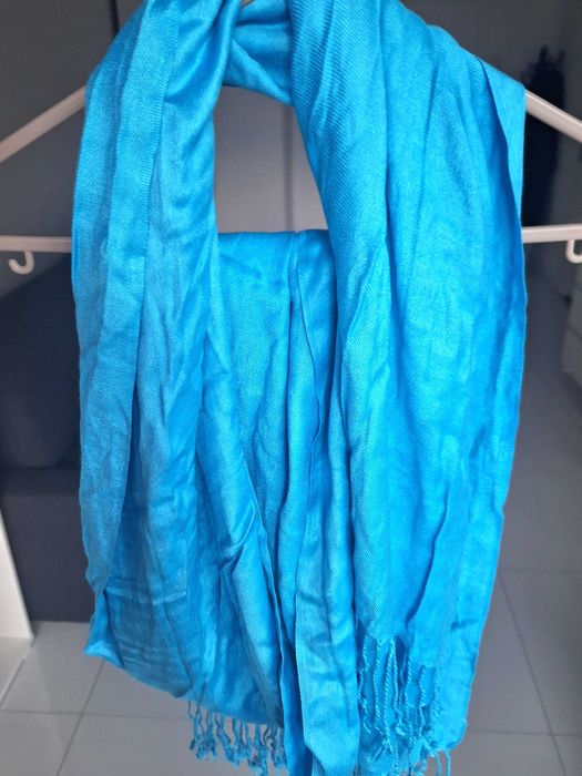 Niebieski szal z frędzlami