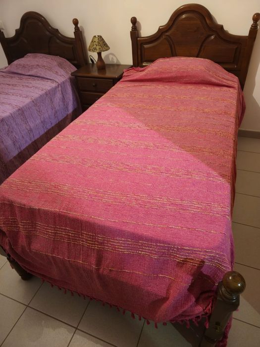Camas de solteiro com colchão e mesa de cabeceira