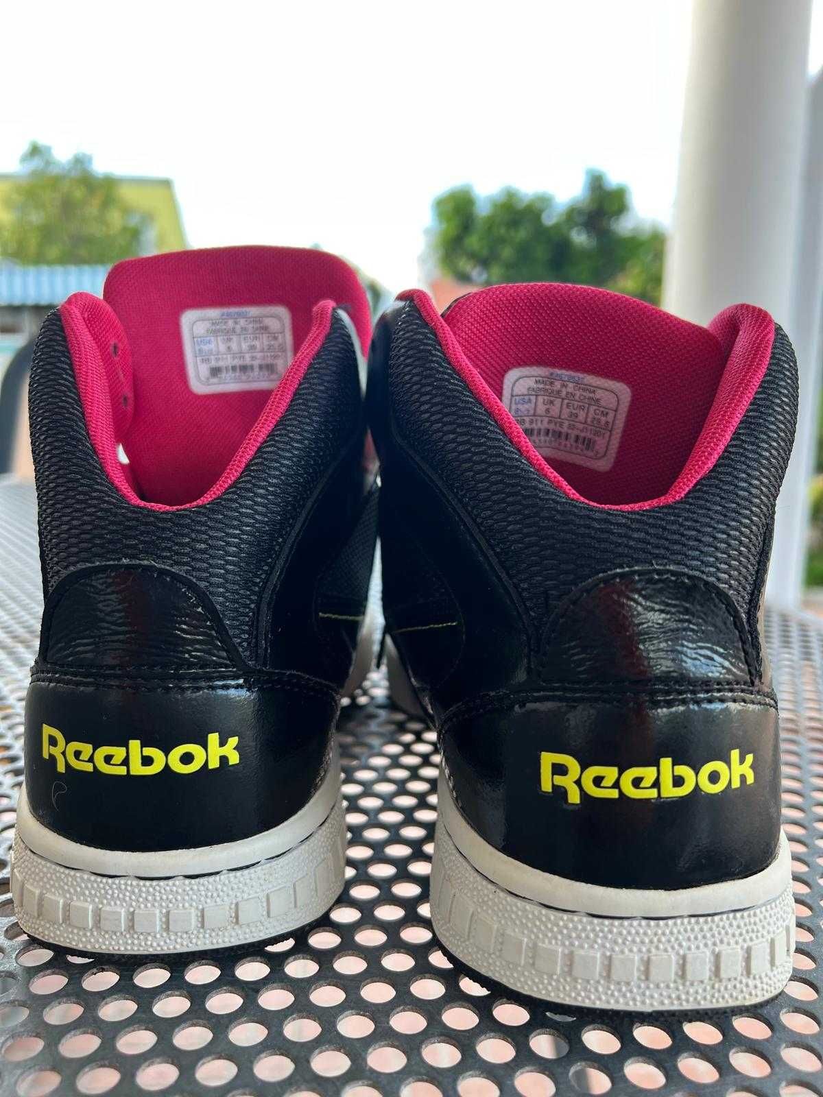 Ténis REEBOK pretos em muito bom estado