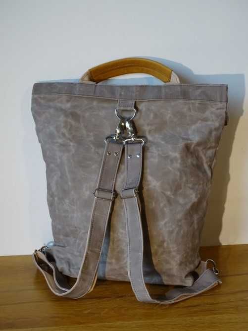 Plecak z płótna woskowanego (bagpack made of waxed material)