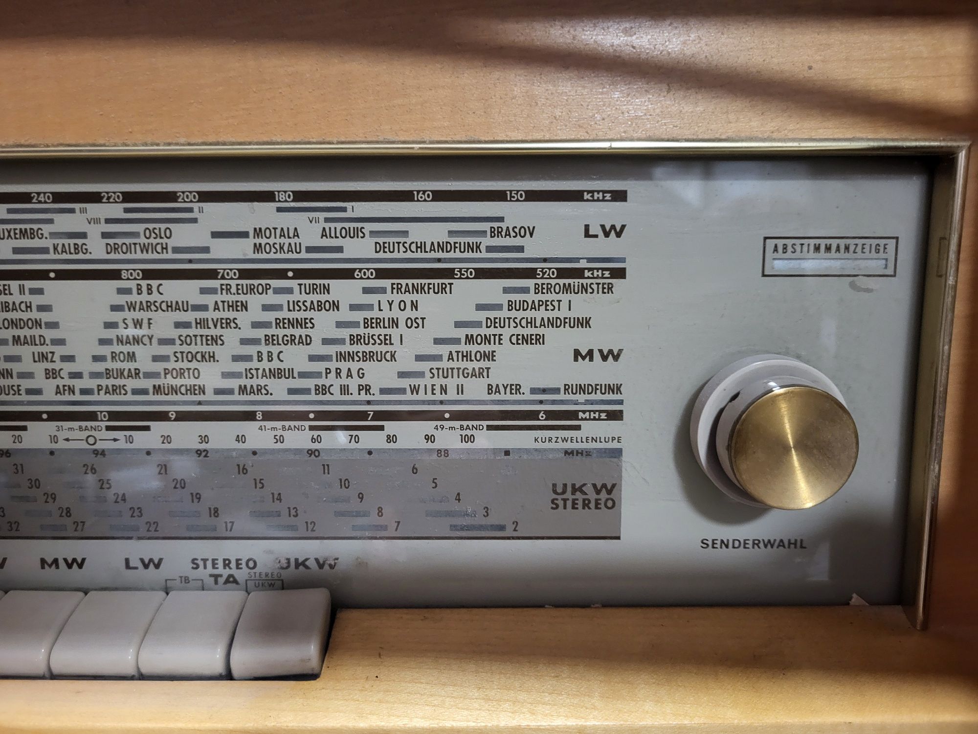 Radio komoda antyk.