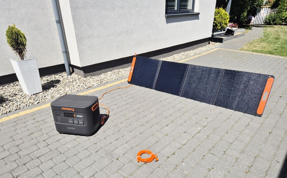 Stacja zasilająca Jackery Explorer 3000W+panel solarny Solar Saga 200W