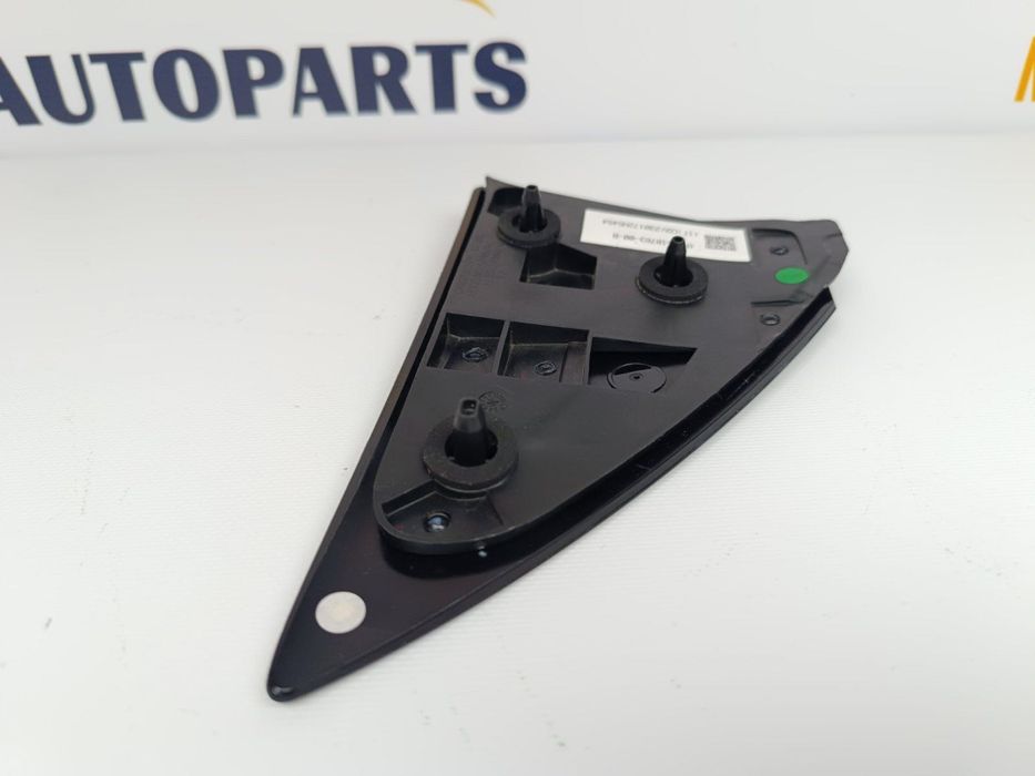 Відбивач катафот заднього правого крила Tesla Model 3/Y ОРИГІНАЛ