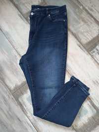 Modne jeansy ciemny kolor przetarcia