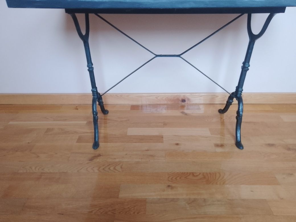 Stół drewniany na żeliwnych nogach