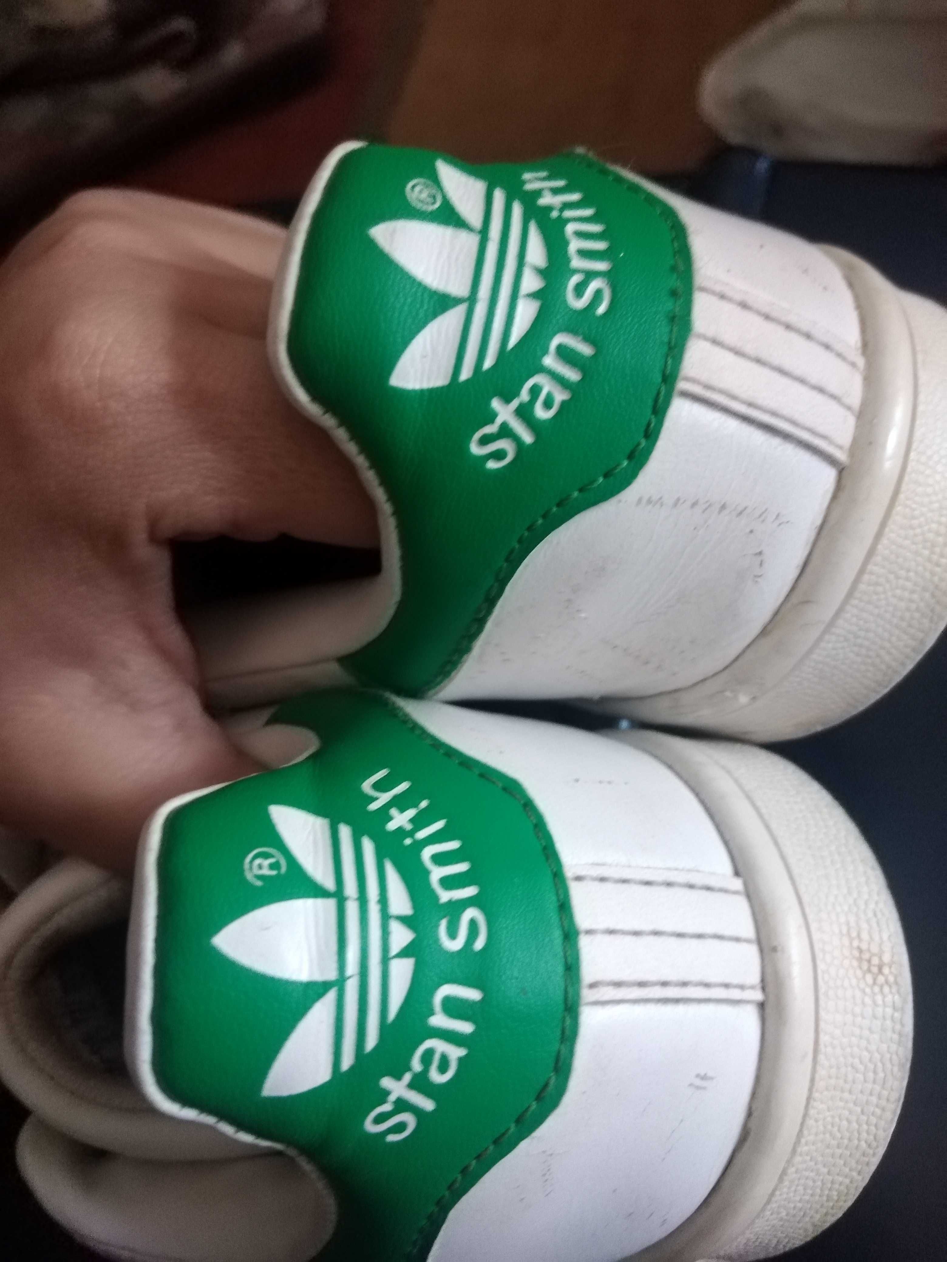 sapatilhas adidas tamanho 35 (parte detras verde)