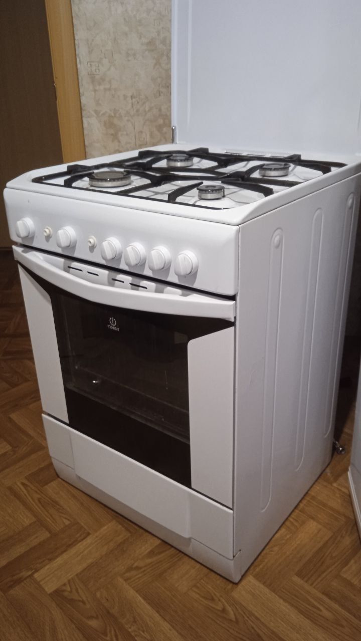 ПРОДАМ  газовую плиту INDESIT в хорошем состоянии
