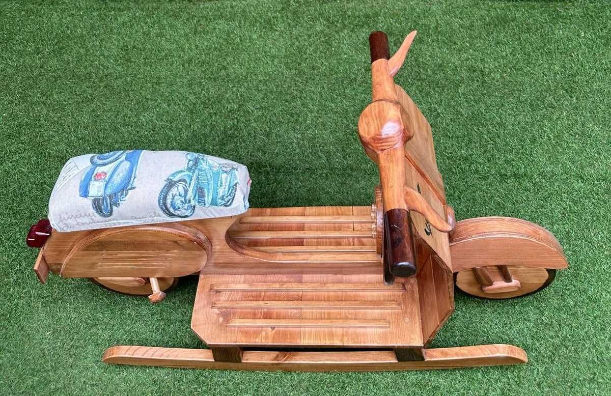 Baloiço de criança vespa em madeira, trabalho artesanal