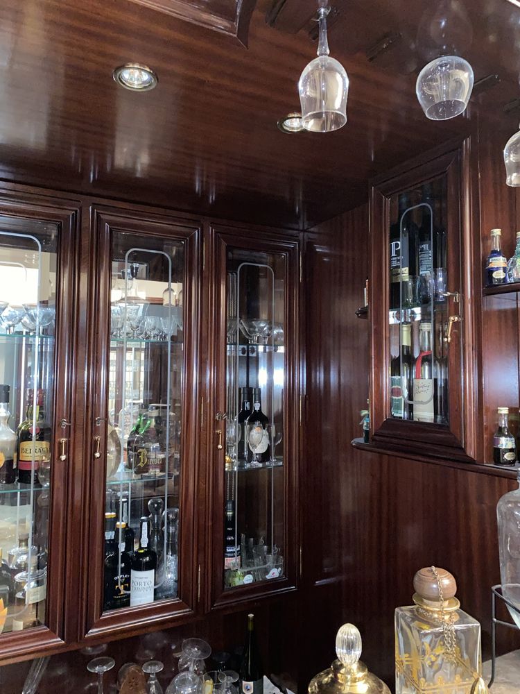 Bar em madeira.