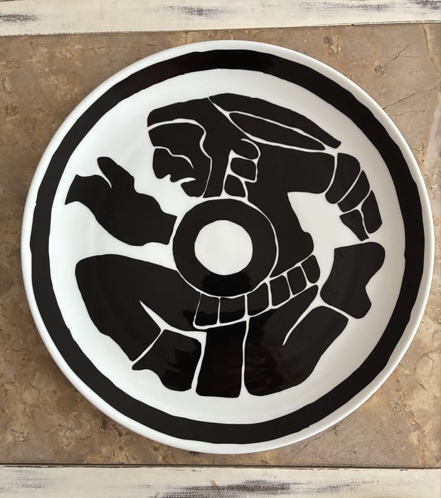 Dois pratos Vista Alegre com gravuras inspiradas na arte precolombina.