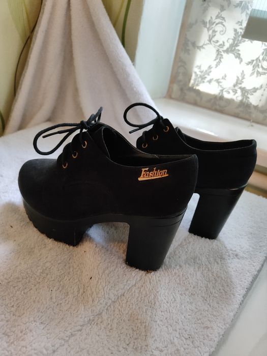 Замшеві ботинки на грубому каблуці, розмір 38