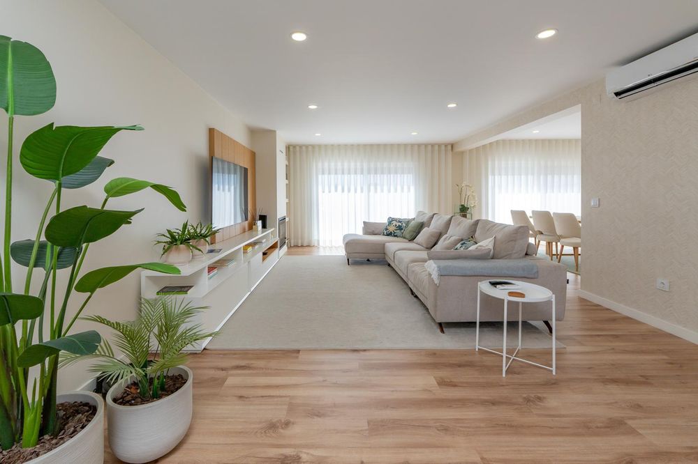 Sofá com chaise em cinzento