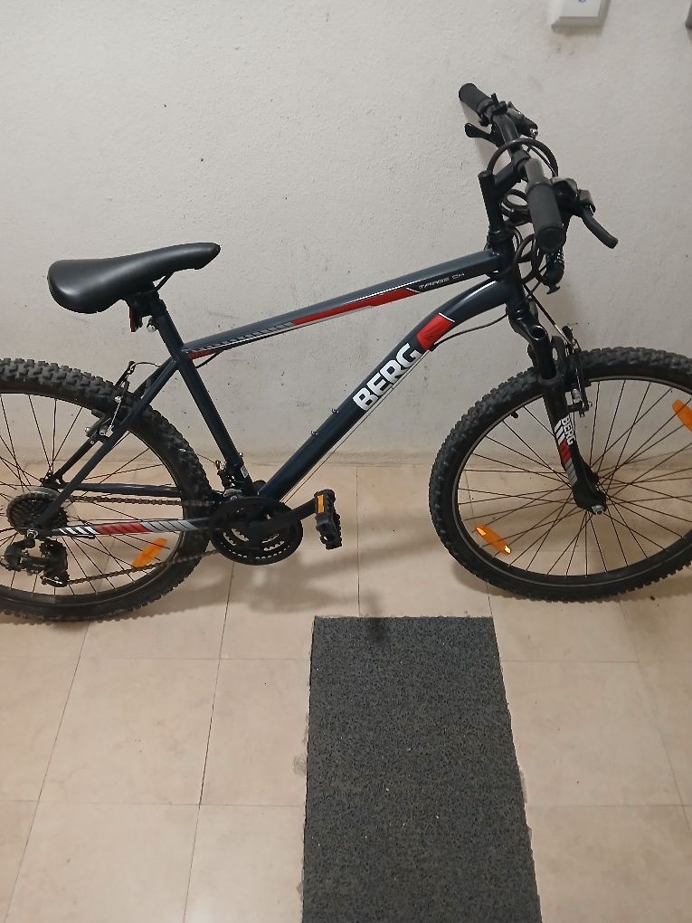 Conjuto de duas bicicletas e uma trotinete