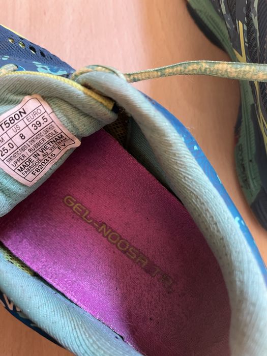 Sapatilhas Asics tamanho 39,5, mas calça 38