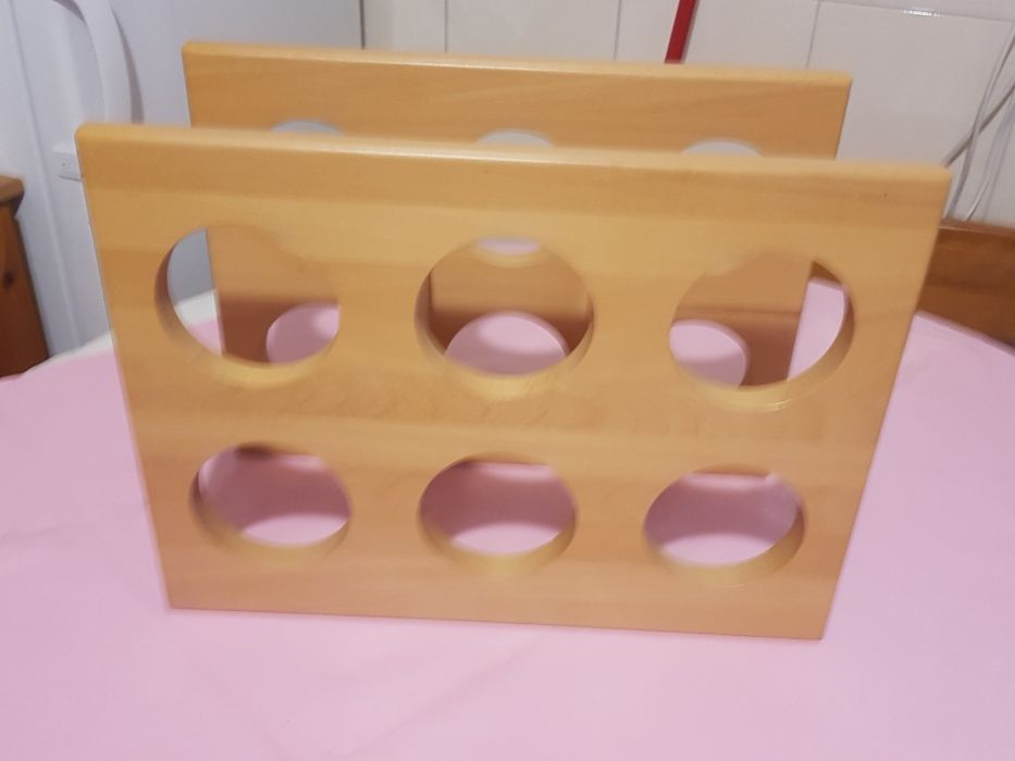 Drewniany stojak na wino