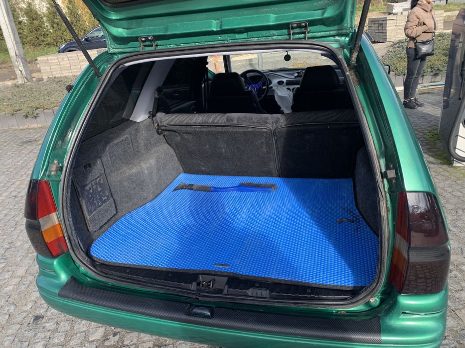 продаж Форд Ескорт