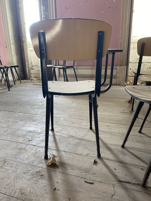 Lote de cadeiras com mesa lateral  escolares seminovas (90 cadeiras )