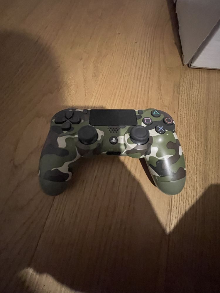 Playstation 4 Pro z 2 padami i 4 grami