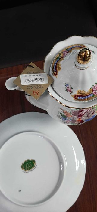 Conjunto de Chaleira com Prato em porcelana de Limoges.