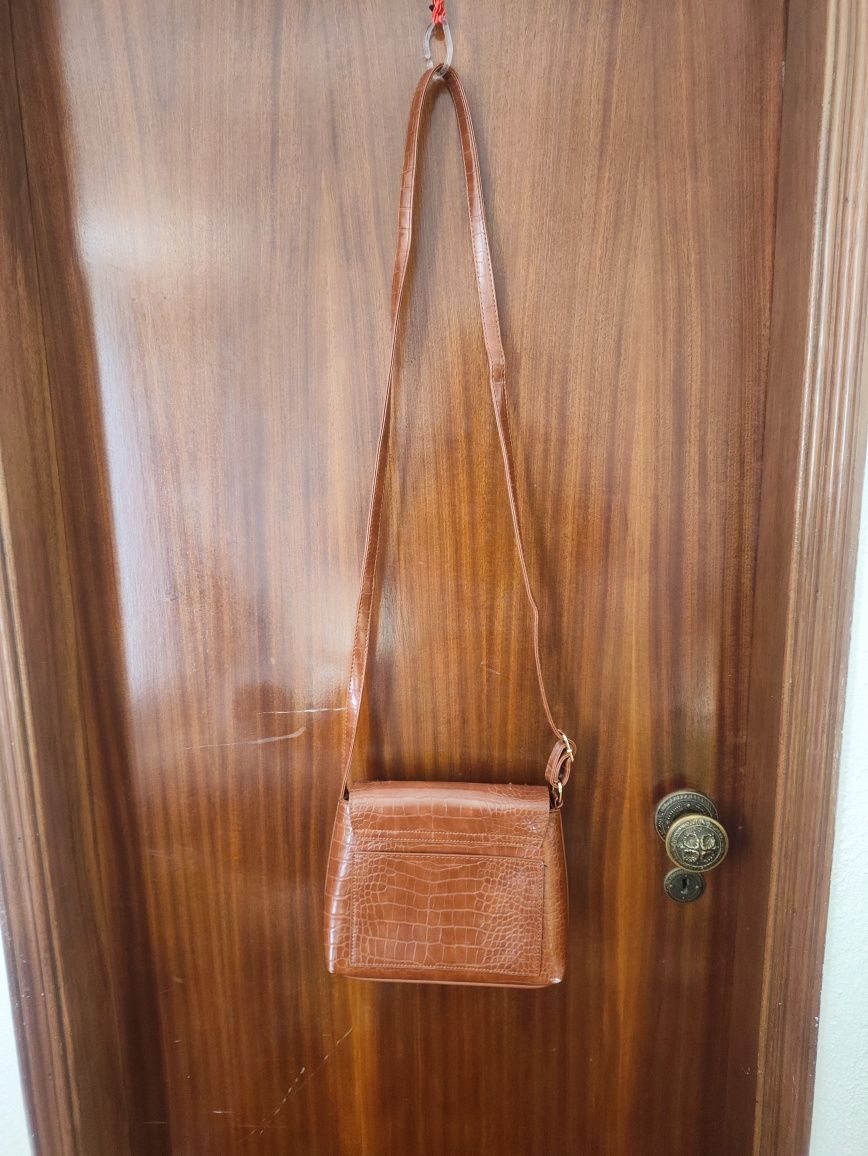 Bolsa a tiracolo castanha