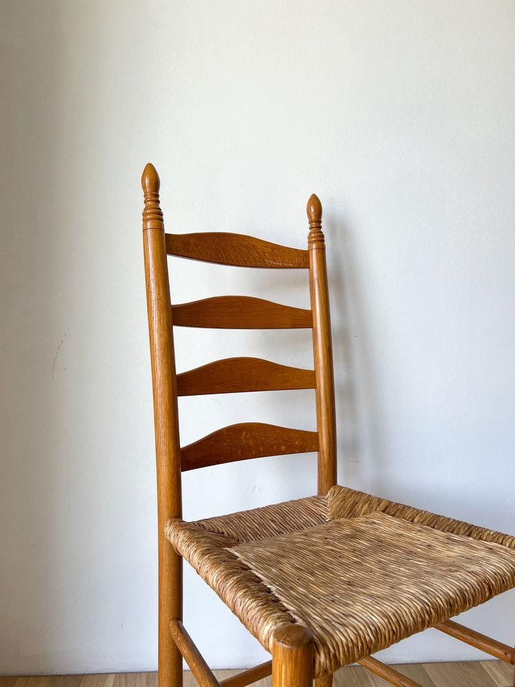 Krzesła drewniane z plecionym siedziskiem