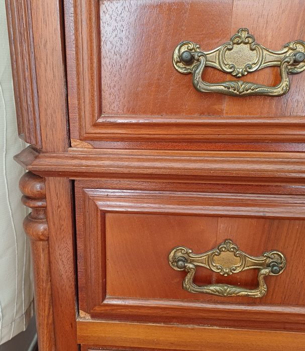 Cómoda de madeira maciça