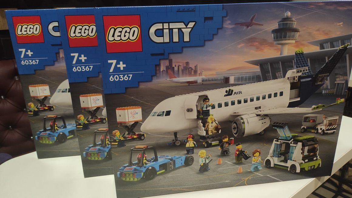 Конструктор LEGO City 60367 Пассажирский самолет (913 деталей)