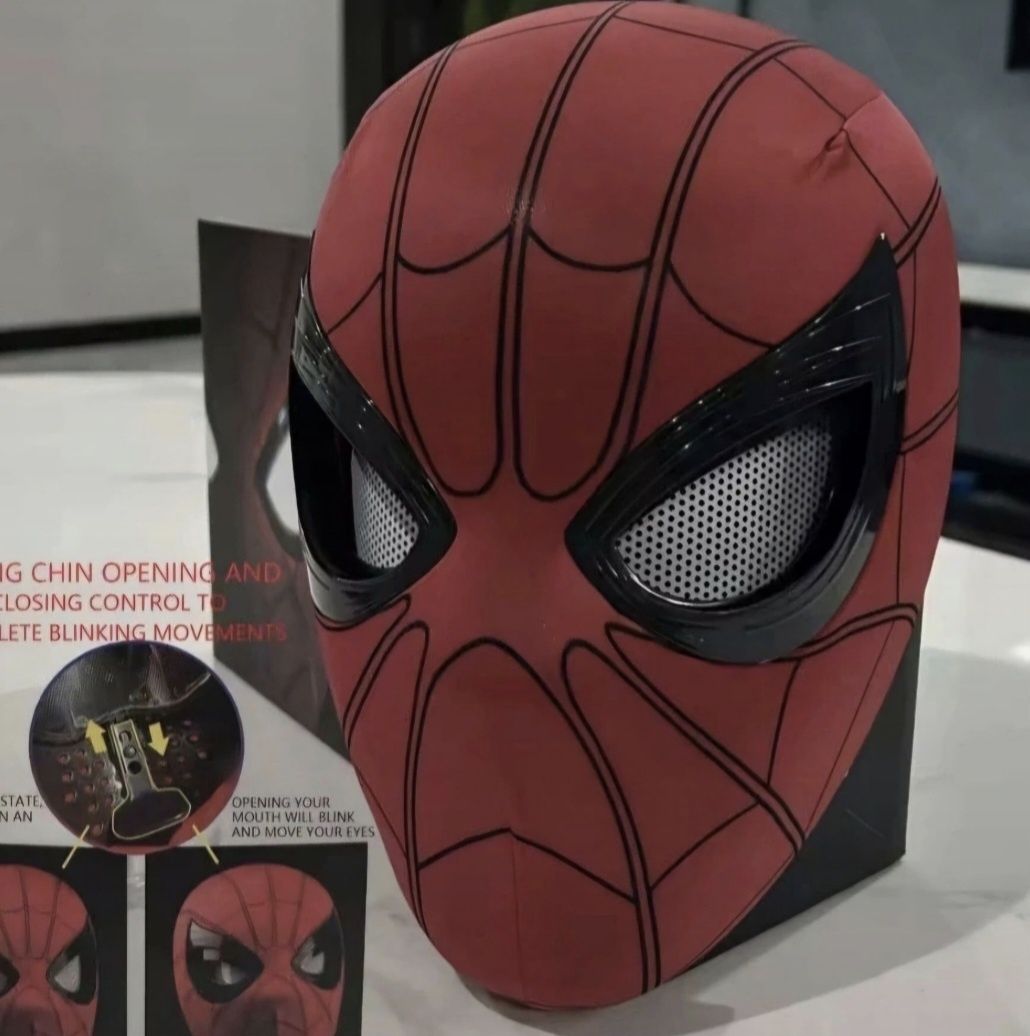 Czerwona maska spiderman posiada ruchome oczy