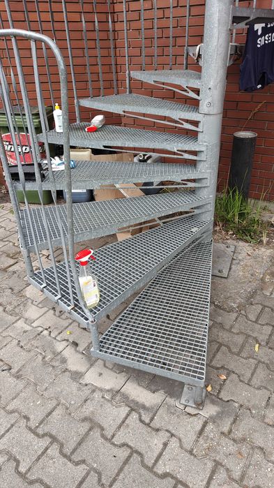 Schody zewnetrzne spiralne,fi ok,250cm,wysokosc ok,360cm+1m poręcze