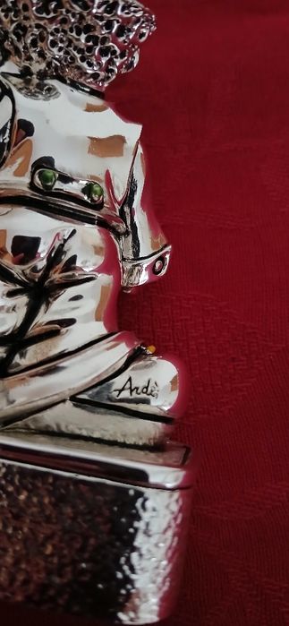 Palhaço de prata laminada com afia-lápis