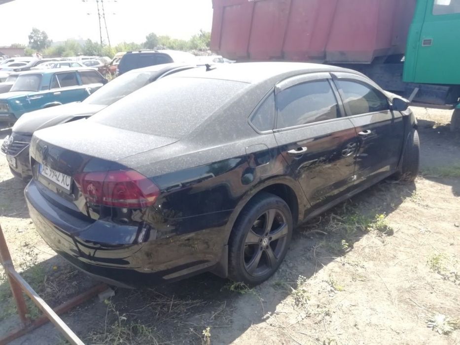 Volkswagen Passat чорного кольору 2013 року