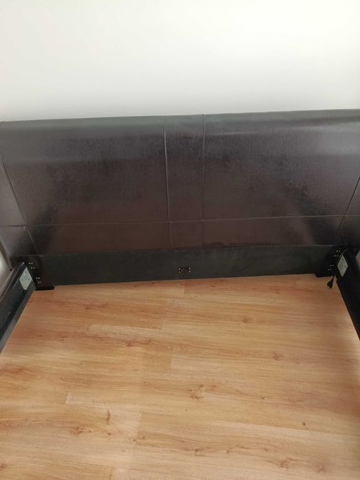 Cama de casal em muito bom estado