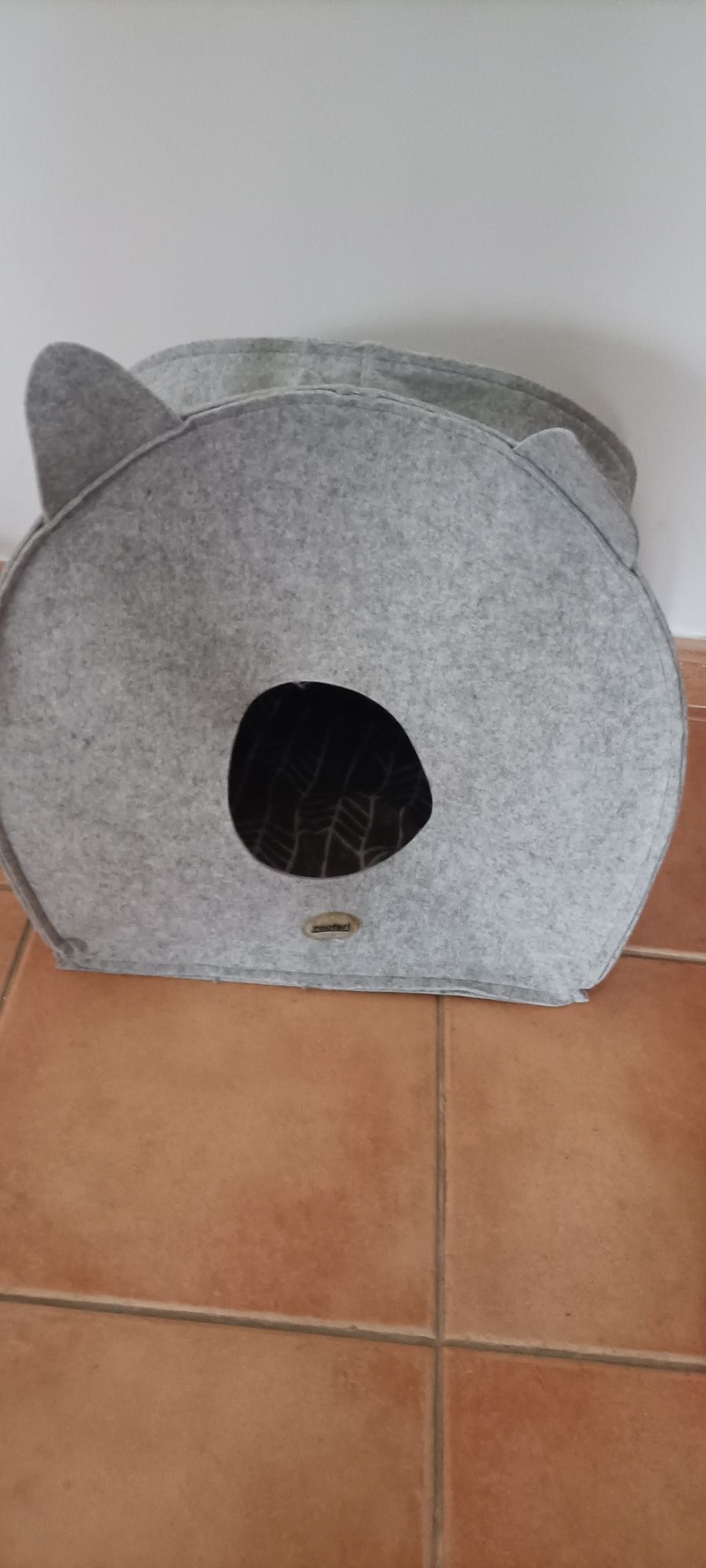 Casa para gatos em muito bom estado