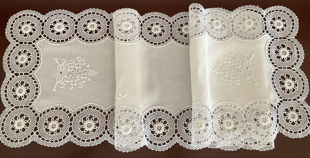 Centro de mesa em linho, bordado à mao, com renda manual linha 100.