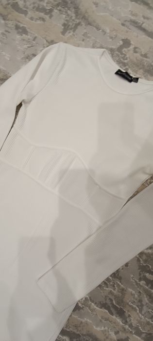 Сукня жіноча білого кольору.