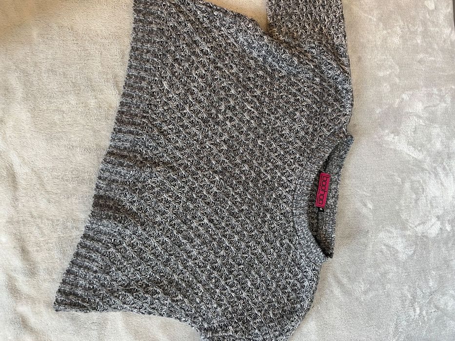 Sweter ażurowy szary