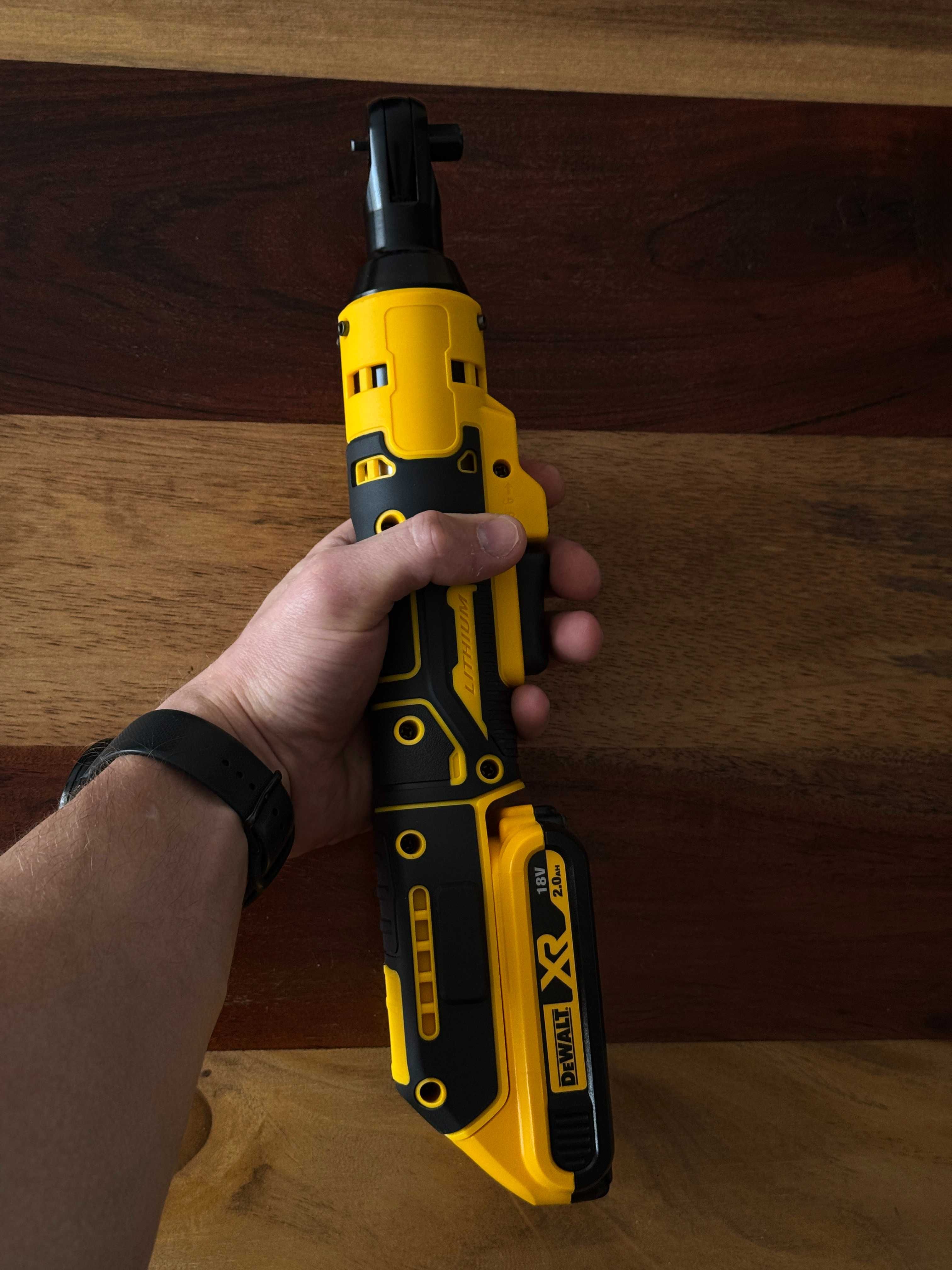Automatyczny klucz grzechotka 3/8 na baterie dewalt xr z latarką