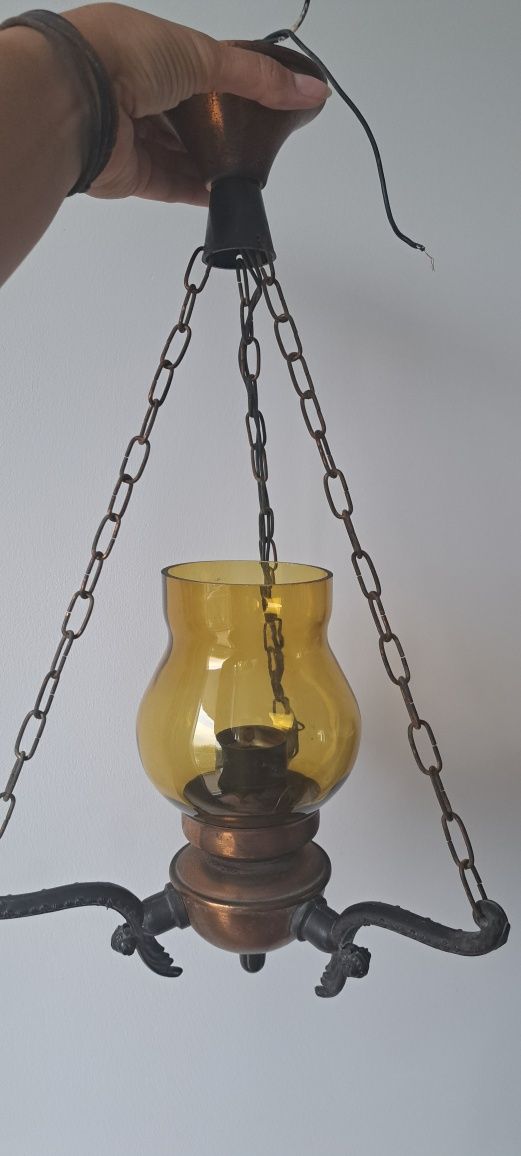 Lampa z czasów PRL z miodowym kloszem, w antycznym stylu