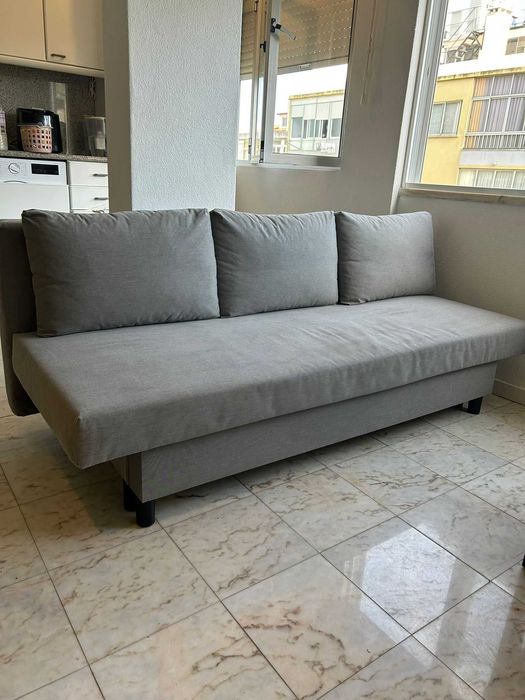 Sofá cama 3 lugares IKEA, com arrumação, na cor bege-acinzentado
