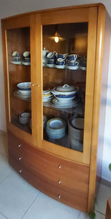 Cristaleira em cerejeira