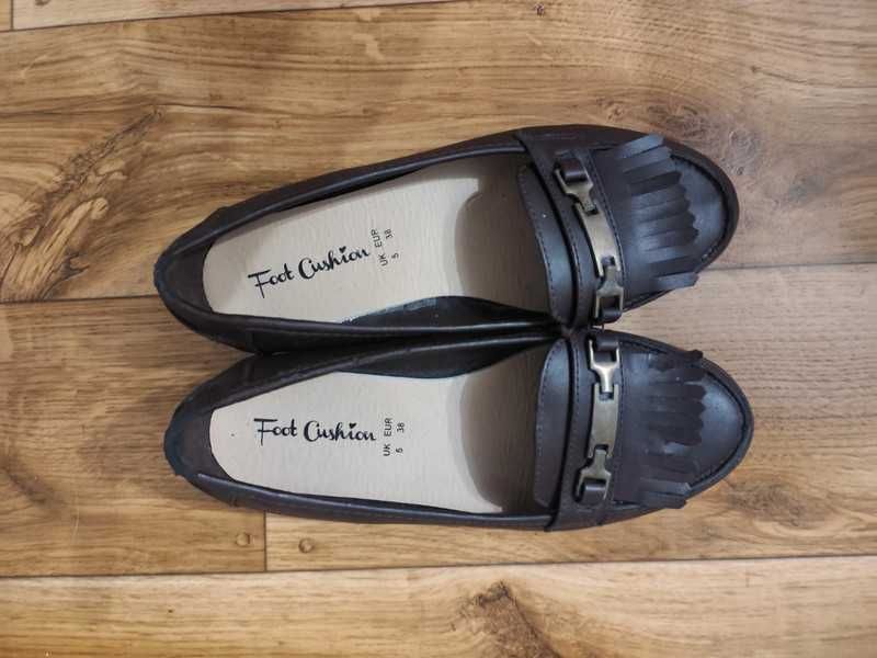 Brązowe buty mokasyny z frędzlami foot cushion