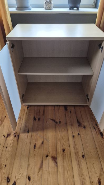 Szafka z mlecznymi szybami