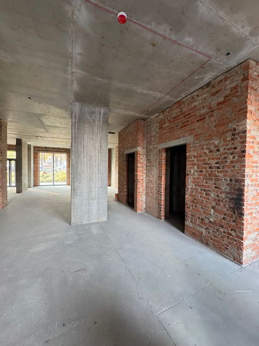 Продаж фасадного приміщення в новобудові