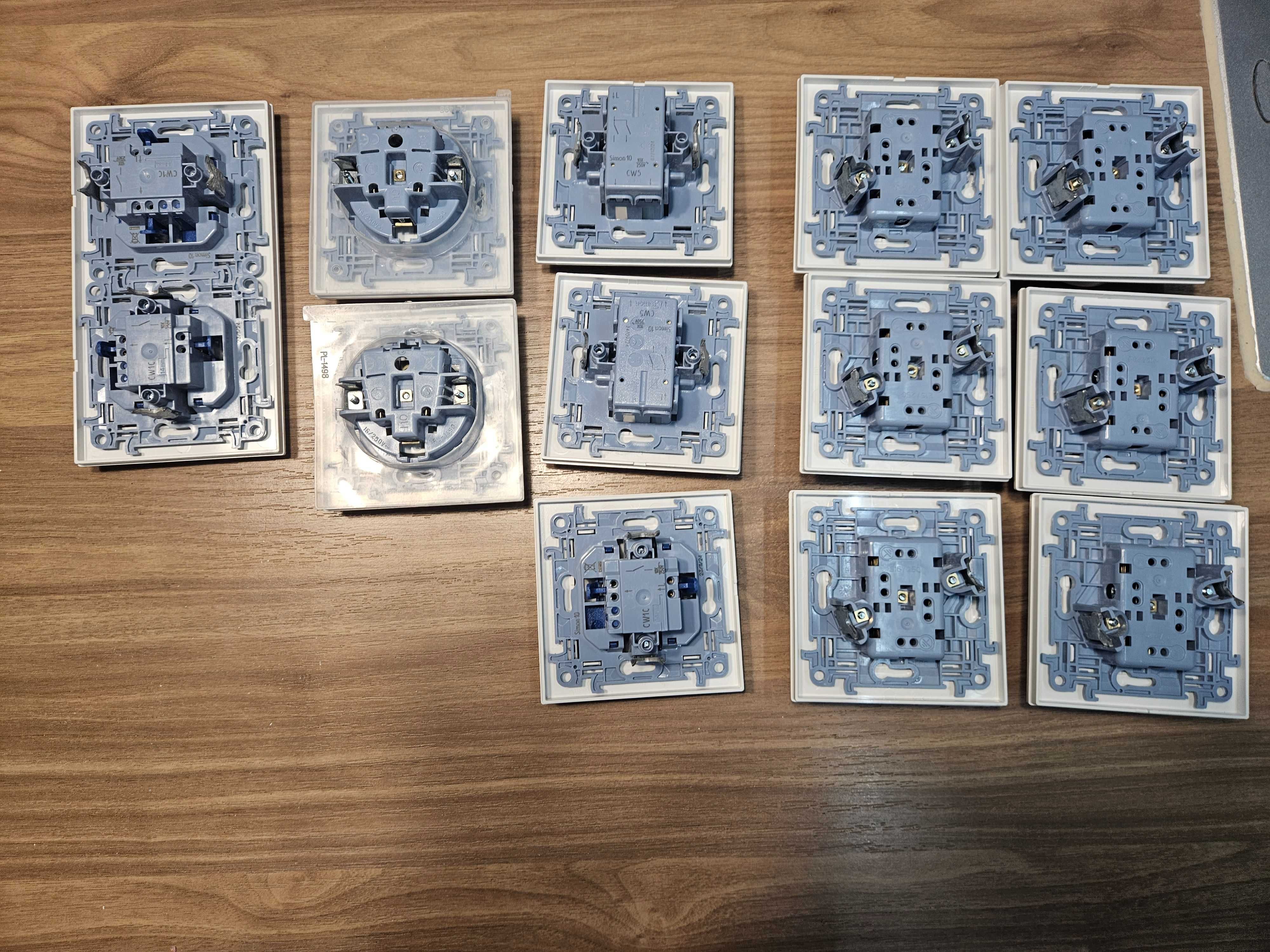 Gniazda elektryczne i włączniki Simon 10