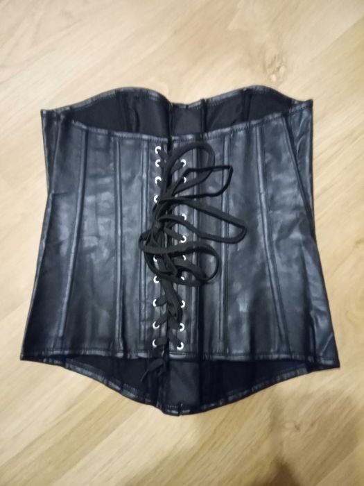 832/ Modelujący gorset z ekoskóry czarny zapinany na metalowe haftki M
