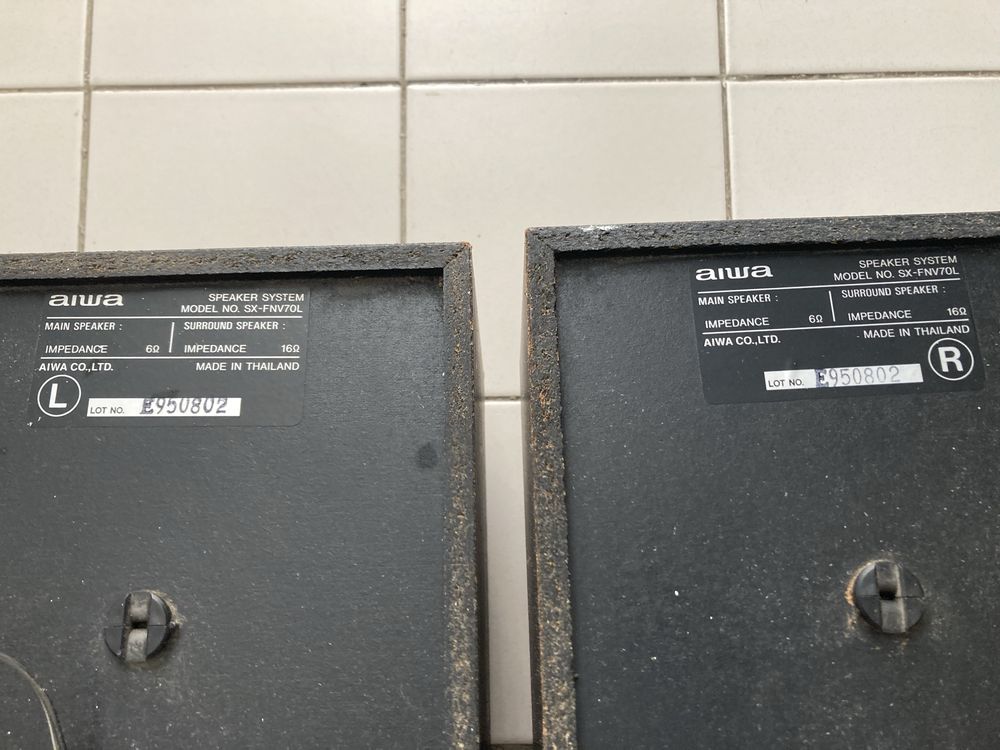 Colunas Aiwa com suporte