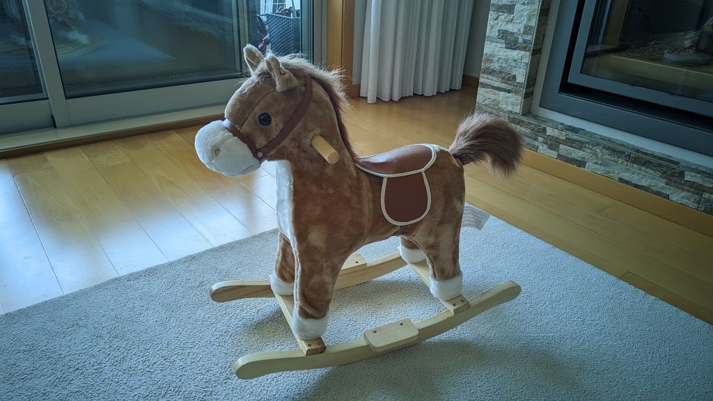 Cavalo de baloiço HomCom com sons