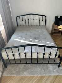 Metalowe łóżko